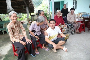 MC Quyền Linh đến Long An tặng 20 chiếc xe lăn cho thí sinh Hát cho ngày mai