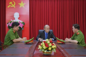 Cớm dỏm lão Ba lấy lòng người đẹp để thuận đường buôn bán ma túy