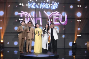 Vũ Quốc Việt khoe bài hát 'Mãi cho em mùa xuân' được dán ở cột điện 