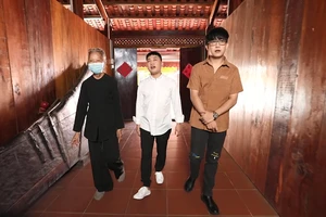 Quốc Bảo đi tìm đồng đội trong khi Don Nguyễn thong thả uống trà