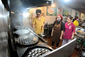 Quốc Bảo tố Ngọc Hoa tráo bánh khọt của đầu bếp để giành chiến thắng