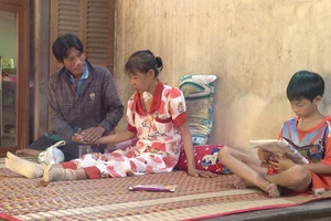 Vợ mắc bệnh suy thận, chồng gánh vác cả gia đình