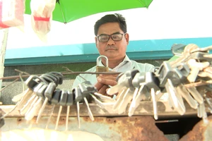 Nghề sửa khóa của người đàn ông khuyết tật ở Trà Vinh