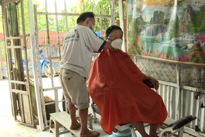 Người thợ hớt tóc 'đặc biệt' chỉ cao 1m2 ở An Giang 