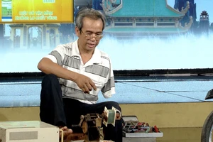 Nghị lực phi thường của người đàn ông khuyết tật gồng gánh nuôi mẹ già 99 tuổi