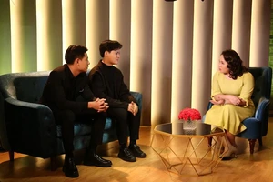  Chàng trai song tính chia sẻ từng yêu cùng lúc ba người