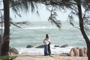 Hoàng Thiên và Hải Yến dành cho nhau đêm cuối tại vùng biển kỷ niệm