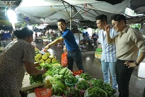 Huỳnh Lập tố Hoàng Sin ăn nhiều khiến cô bán thịt cười tít mắt