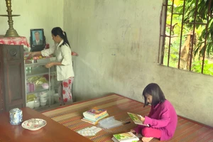 Người mẹ đơn thân gồng gánh nuôi con với thu nhập mỗi ngày chỉ vài chục nghìn đồng