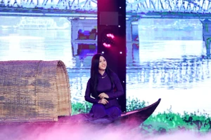 Jee Trần - hotgirl bán kẹo kéo ăn mì gói theo đuổi đam mê ca hát