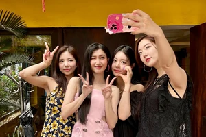 Á hậu Phương Nhi giao lưu văn hoá Việt Nam với dàn hậu Hàn Quốc