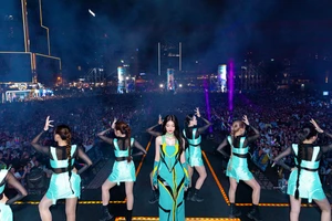 Lona Kiều Loan trình diễn dưới mưa trước hàng ngàn khán giả 