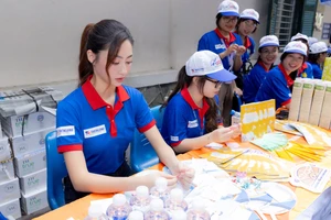 Hoa hậu Lương Thùy Linh tiếp sức các sĩ tử trong kỳ thi THPT