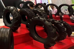 Doanh nghiệp sản xuất lốp ô tô tham gia giới thiệu triển lãm năm 2023. Ảnh: TÚ UYÊN