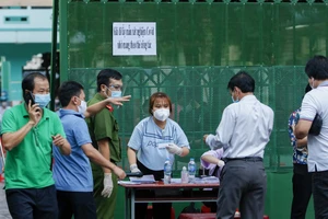 Người lao động Gò Vấp khẩn trương đi lấy mẫu xét nghiệm SARS-CoV-2