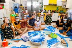 Gia đình 3 thế hệ làm hàng ngàn tấm chắn giọt bắn gửi tuyến đầu chống dịch