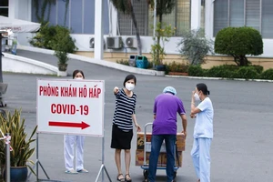 Y bác sĩ, bệnh nhân Bệnh viện Bệnh nhiệt Đới TP.HCM khẩn trương nhận tiếp tế