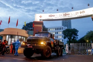 Cận cảnh quân đội phun khử khuẩn Bệnh viện Bệnh Nhiệt đới TP.HCM