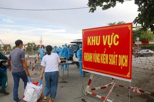 Quận 8: Người dân tay xách nách mang tiếp tế khu phong tỏa