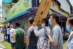 Người dân TP.HCM đợi nhiều giờ để được mua thực phẩm