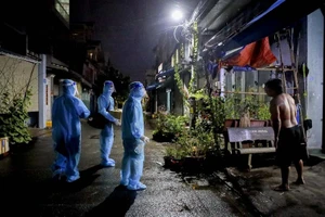 Chùm ảnh: Bác sĩ quân y 'băng chốt' tiếp cận, chăm sóc F0 