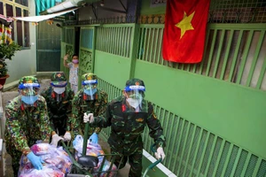  Bộ đội lái xe đạp thồ băng ngõ hẻm, tiếp tế lương thực cho người dân TP.HCM