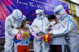 Đêm trung thu không chú cuội, không chị hằng của những bệnh nhi F0