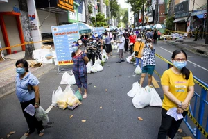 Quận 5: Người dân hồ hởi đi chợ dã chiến