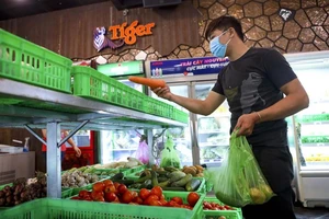 Phố Tây Bùi Viện: Nhân viên quán bar, vũ trường chuyển sang bán rau củ