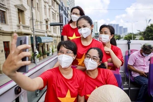 Dạo quanh TP.HCM trên xe buýt mui trần sau nhiều tháng giãn cách