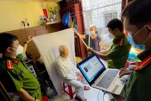 'Studio' dã chiến giúp người cao tuổi làm CCCD tại nhà 