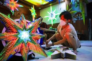 Chùm ảnh: Người đầu tiên làm đèn LED Giáng sinh ở Sài Gòn 