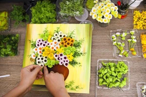 Hoa đất sét đầy sắc màu trên những bức tranh sơn dầu