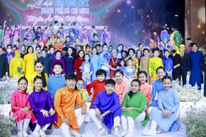 Chùm ảnh: Lễ hội áo dài TP.HCM 2022 với sự góp mặt của 100 văn nghệ sĩ