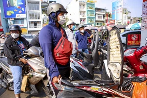 Chùm ảnh: Trước và sau khi giá xăng chạm mốc gần 30.000 đồng/ lít