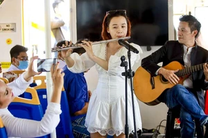 Chùm ảnh: Vừa nghe nhạc vừa ngắm cảnh trên buýt sông Sài Gòn