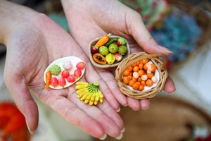 Người phụ nữ khởi nghiệp với nghề làm hoa đất sét, trái cây tí hon