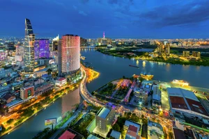 Saigon One Tower sáng đèn rực rỡ giữa trung tâm TP.HCM sau hơn 1 thập niên