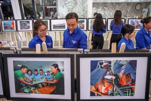 Nghĩa tình quân dân qua sách ảnh của Nhiếp ảnh gia Nguyễn Á