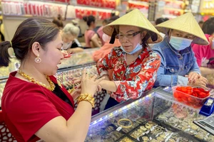 Ngày vía Thần Tài, người dân đi mua vàng từ sáng đến trưa