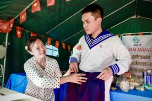 Rộn ràng hoạt động cắt tóc, sửa quần áo cho các tân binh trước ngày tòng quân