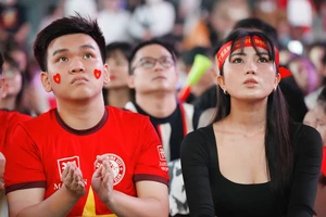 CĐV buồn bã sau thất bại của đội tuyển Việt Nam trước Indonesia 