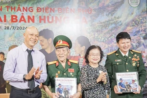 Nhiếp ảnh gia Nguyễn Á tổ chức triển lãm ảnh và ra sách ảnh về Điện Biên Phủ