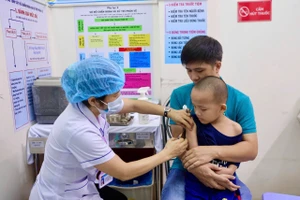 Ngày đầu tiên TP.HCM thực hiện chiến dịch tiêm vaccine sởi