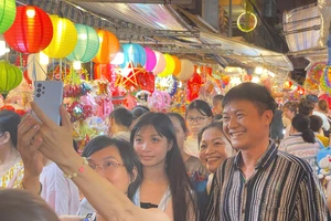 TP.HCM: Phố lồng đèn đông đúc người dân đến chơi Tết Trung Thu
