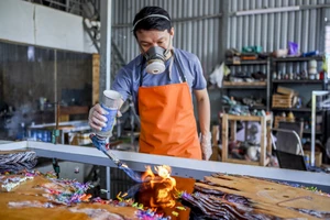 Người đàn ông làm tranh thủy cung bằng nguyên liệu độc đáo