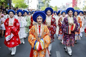Hơn 1.000 người diễu hành cổ phục trên đường phố Sài Gòn