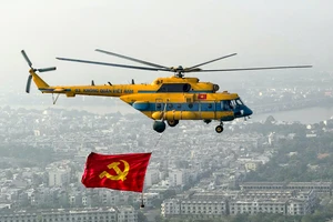 Trực thăng bay kéo cờ trên bầu trời Biên Hòa chuẩn bị cho lễ diễu binh 30-4