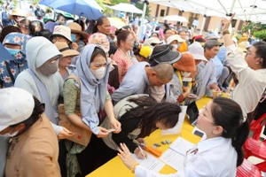 Hàng chục ngàn người đến Việt Nam Quốc Tự chiêm bái xá lợi trái tim Bồ tát Thích Quảng Đức