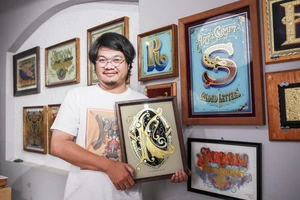 Chàng trai đam mê dát vàng biển hiệu thủ công ở TP.HCM 